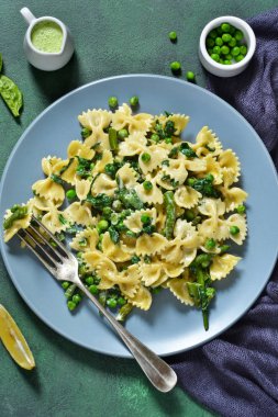 Kuşkonmaz soslu Farfalle yeşil bezelye ve ıspanak 