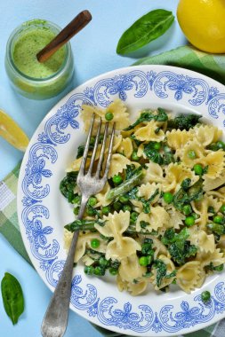 Kuşkonmaz ve yeşil bezelye ile krem soslu Farfalle 