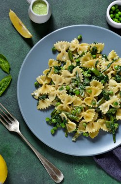 Kuşkonmaz soslu Farfalle yeşil bezelye ve ıspanak 