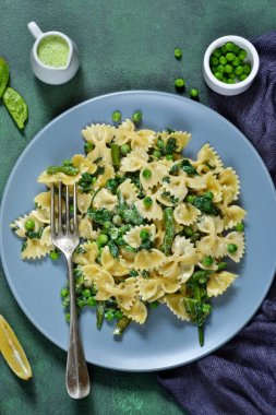 Kuşkonmaz soslu Farfalle yeşil bezelye ve ıspanak