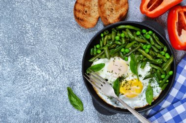 Ev yapımı hafif kahvaltı. Omlet kuşkonmaz ile 