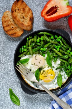 Ev yapımı hafif kahvaltı. Omlet kuşkonmaz ile 