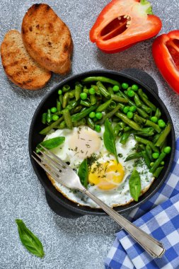 Ev yapımı hafif kahvaltı. Omlet kuşkonmaz ile 