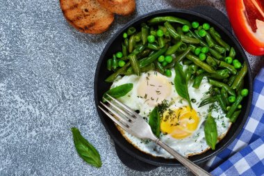 Ev yapımı hafif kahvaltı. Omlet kuşkonmaz ile