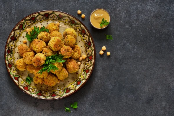 Arabisches Gericht - Falafel mit Sauce und Koriander — Stockfoto