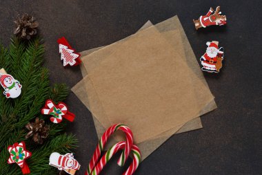 Yeni yıl kartı. Mektubu Noel Baba için. Noel ağacı ve dekoratif.