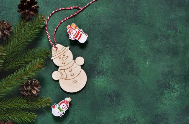 Yeni yıl yeşil arka plan. Bir kardan adam ile yeni yıl dekorasyon. 