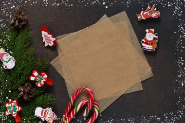 Yeni yıl kartı. Mektubu Noel Baba için. Noel ağacı.