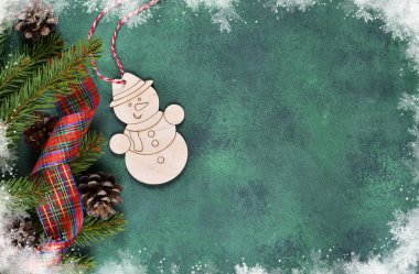 Yeni yıl yeşil arka plan. Bir kardan adam ile yeni yıl dekorasyon. 