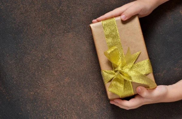 Cartão de Ano Novo. Uma caixa com presentes nas mãos da criança . — Fotografia de Stock