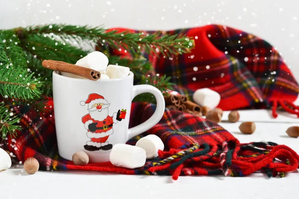 Una taza de bebida caliente de invierno con malvavisco y canela . — Foto de Stock