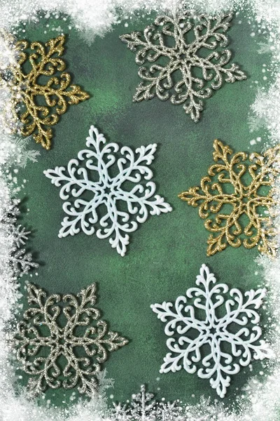 Hintergrund ist das neue Jahr. Schneeflocken auf grünem Hintergrund. — Stockfoto