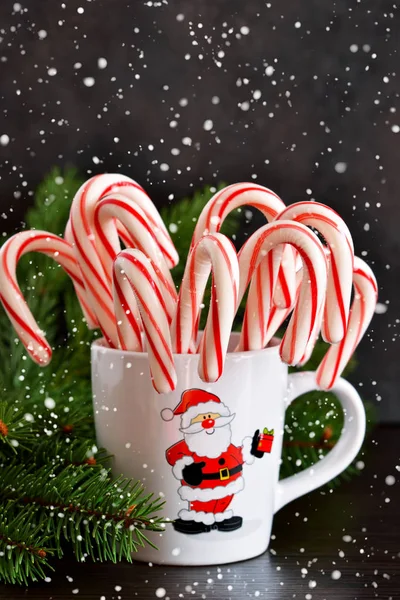 Fondo de comida de Año Nuevo. Bastones de caramelo en una taza — Foto de Stock