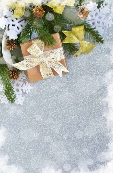 新年的蓝色背景与礼物, lentikami 和雪花 — 图库照片