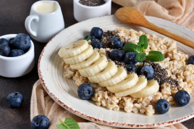 Ev yapımı Kahvaltı: chia tohum, yulaf ezmesi muz