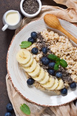 Ev yapımı Kahvaltı: yulaf ezmesi chia tohum, muz ve blueberr