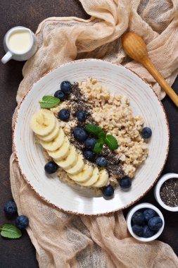 Ev yapımı Kahvaltı: yulaf ezmesi chia tohum, muz ve blueberr