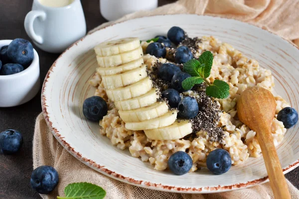 Домашний завтрак: овсянка с семенами чиа, банан и блюберр — стоковое фото