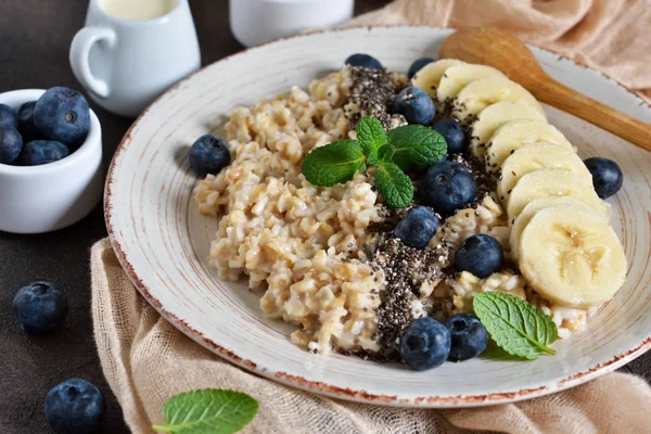 Домашний завтрак: овсянка с семенами чиа, банан и блюберр — стоковое фото
