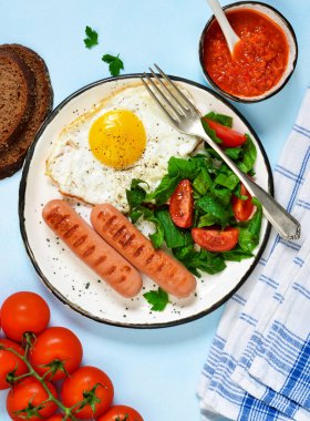 Ev yapımı Kahvaltı: yumurta, ızgara sosis, sebze