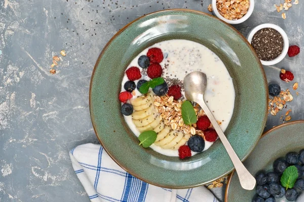 Йогурт в тарелке с семенами чиа, бананом, черникой — стоковое фото