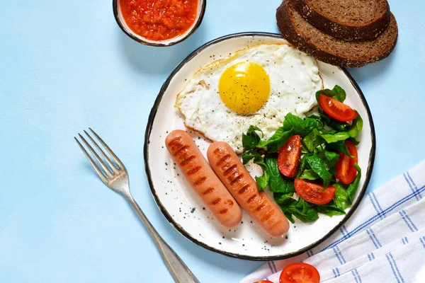 Homemade breakfast: egg, grilled sausage, vegetables — Stock Photo, Image