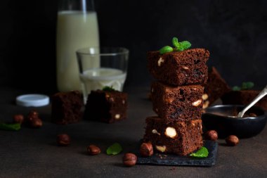 Fındık ile klasik Amerikan tatlı - çikolatalı kek.