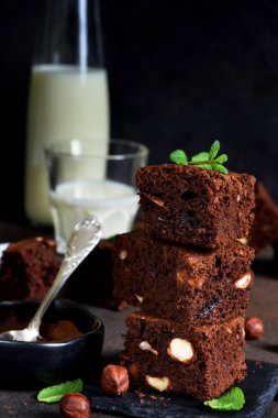 Fındık ile klasik Amerikan tatlı - çikolatalı kek.