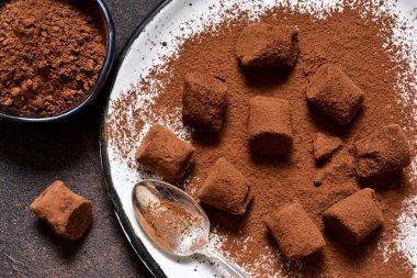 Çikolata ile avokado ve kakao tozu