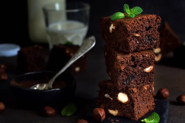 Sobremesa americana clássica - brownie de chocolate com nozes . — Fotografia de Stock