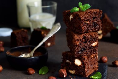 Fındık ile klasik Amerikan tatlı - çikolatalı kek.