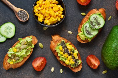 Tost avokado, Mısır domates ve salatalık ile.