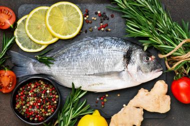 Gıda arka plan. Taze, çiğ Dorado bir kırlangıç, limon, avocad