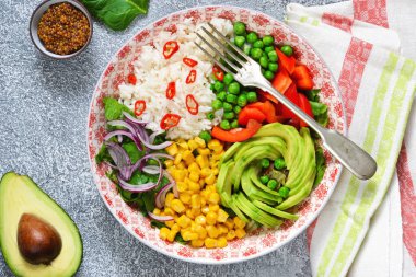 Plaka salata, Mısır, avokado ve pirinç.