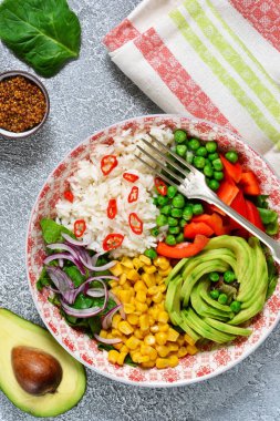 Plaka salata, Mısır, avokado ve pirinç.