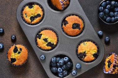 Yaban mersini ile ev yapımı vanilyalı kek.