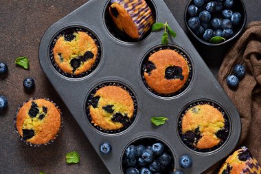 Yaban mersini ile ev yapımı vanilyalı kek.