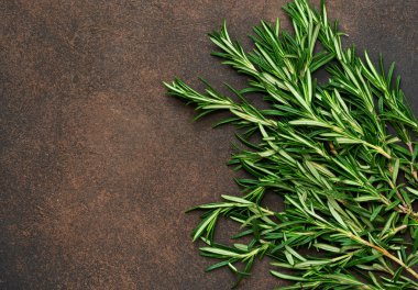 Biberiye kahverengi bir beton zemin üzerine taze bir demet. 