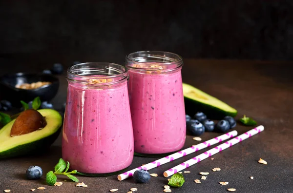 Bebida Organiik. Batidos de yogur con aguacate, miel . — Foto de Stock