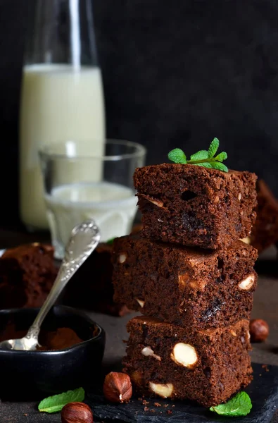 Classical American dessert - chocolate brownie with nuts. — Stock Photo, Image