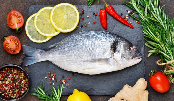 Mat bakgrund. Färska, råa Dorado med en svala, citron. — Stockfoto