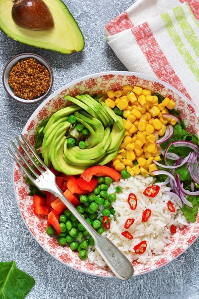 Тарелка с салатом, кукурузой, авокадо и рисом . — стоковое фото