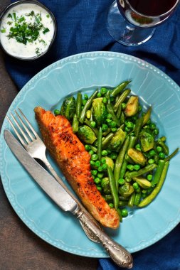 Kuşkonmaz ile Somon biftek pişmiş, Brüksel lahanası