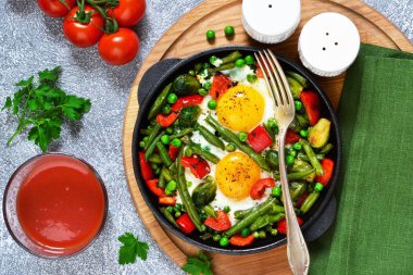 Sabah kahvaltı! Yumurta kuşkonmaz, yeşil bezelye ve biber ile! 