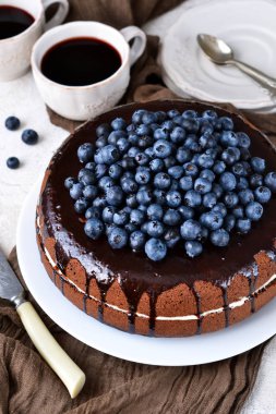 Ev yapımı çikolatalı kek krem ve yaban mersini 