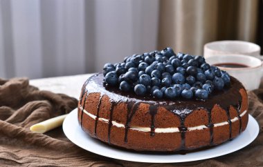 Ev yapımı çikolatalı kek krem ve yaban mersini 