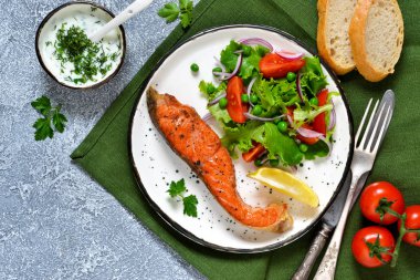 Gıda arka plan. Fırında Alabalık ile garnitür sebze