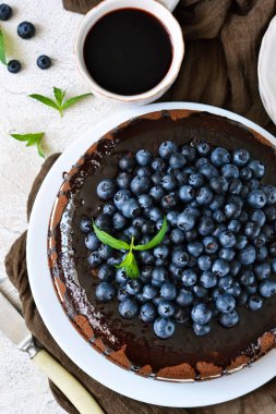 Ev yapımı çikolatalı kek krem ve yaban mersini 