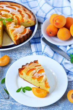 Kayısı ve nektarin ile ev yapımı kek 