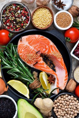 Limon, tuz, baharat ve biberiye ile taze somon